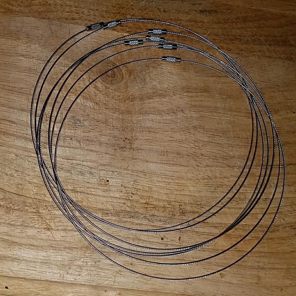 Silver twisted wire choker with silver closure.